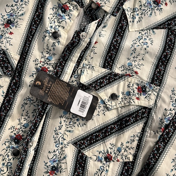 Wrangler Retro Women’s Fitted Snap Shirt. - Picture 2 of 3